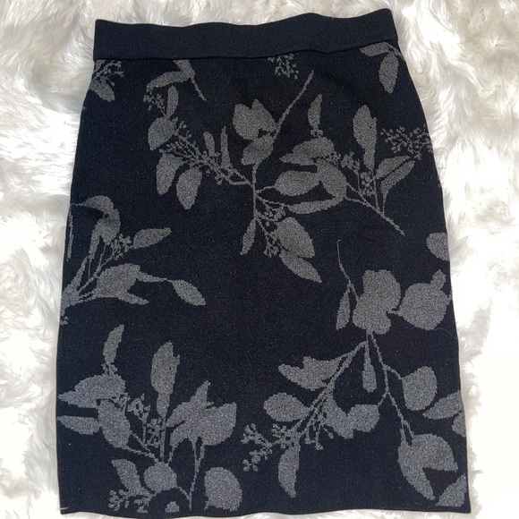 H&M Dresses & Skirts - NWT H&M Large black & silver floral pencil skirt.